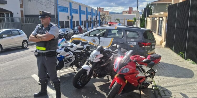 motos com placas cobertas durante fiscalização da Polícia Militar Rodoviária. #PraCegoVer: Motocicletas abordadas por policiais rodoviários durante fiscalização de trânsito.