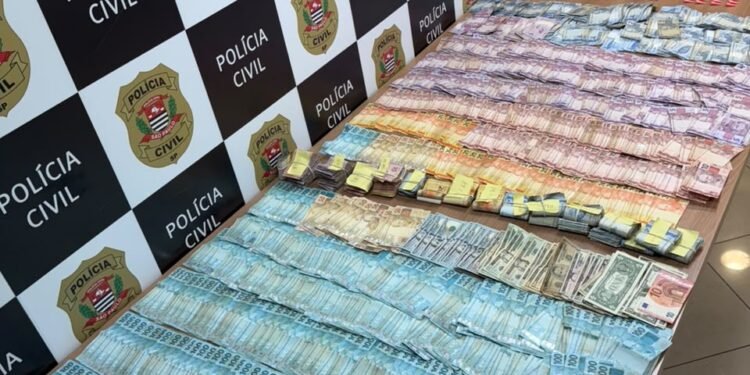 tráfico de drogas em bar — #PraCegoVer: Imagem ilustrativa de uma operação da Polícia Civil em estabelecimento comercial investigado por tráfico de drogas.