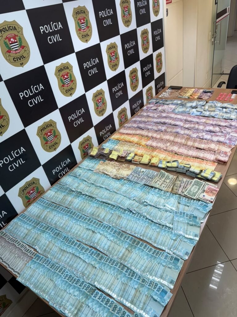 tráfico de drogas em bar — #PraCegoVer: Imagem ilustrativa de uma operação da Polícia Civil em estabelecimento comercial investigado por tráfico de drogas.
