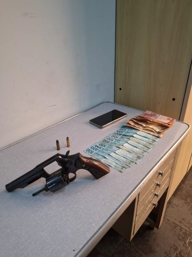 porte ilegal de arma de fogo — #PraCegoVer: Imagem ilustrativa de uma abordagem policial realizada por uma equipe do BAEP.