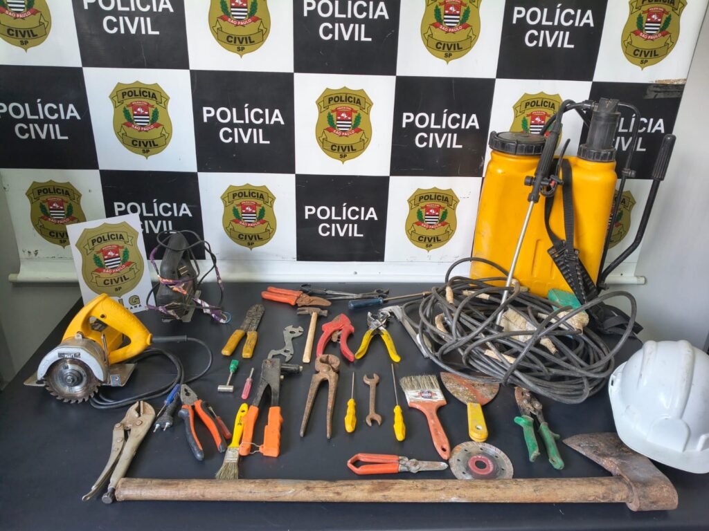 DIG indicia trio por golpe do gato contra idosa e faz buscas em Piracicaba — #PraCegoVer: imagem mostra materiais apreendidos pela Polícia Civil durante o cumprimento de mandados de busca relacionados à investigação.