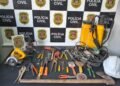 DIG indicia trio por golpe do gato contra idosa e faz buscas em Piracicaba — #PraCegoVer: imagem mostra materiais apreendidos pela Polícia Civil durante o cumprimento de mandados de busca relacionados à investigação.