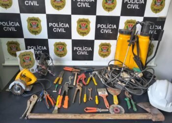 DIG indicia trio por golpe do gato contra idosa e faz buscas em Piracicaba — #PraCegoVer: imagem mostra materiais apreendidos pela Polícia Civil durante o cumprimento de mandados de busca relacionados à investigação.
