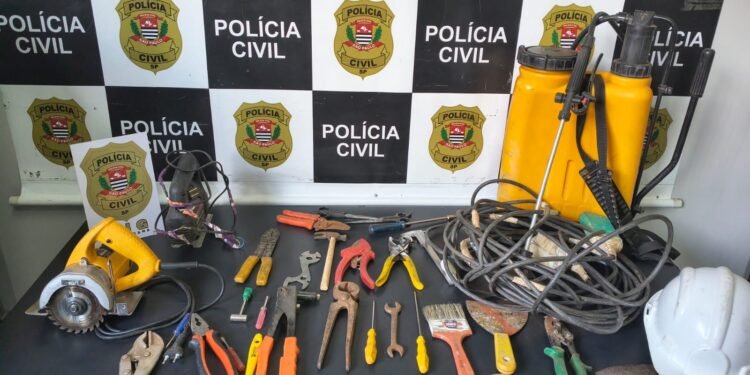 DIG indicia trio por golpe do gato contra idosa e faz buscas em Piracicaba — #PraCegoVer: imagem mostra materiais apreendidos pela Polícia Civil durante o cumprimento de mandados de busca relacionados à investigação.