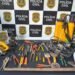 DIG indicia trio por golpe do gato contra idosa e faz buscas em Piracicaba — #PraCegoVer: imagem mostra materiais apreendidos pela Polícia Civil durante o cumprimento de mandados de busca relacionados à investigação.