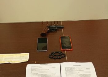 operação Dívida sem Fim em Piracicaba. #PraCegoVer: Revólver calibre .38 apreendido pela Polícia Civil durante investigação sobre extorsão e cobrança ilegal de juros.