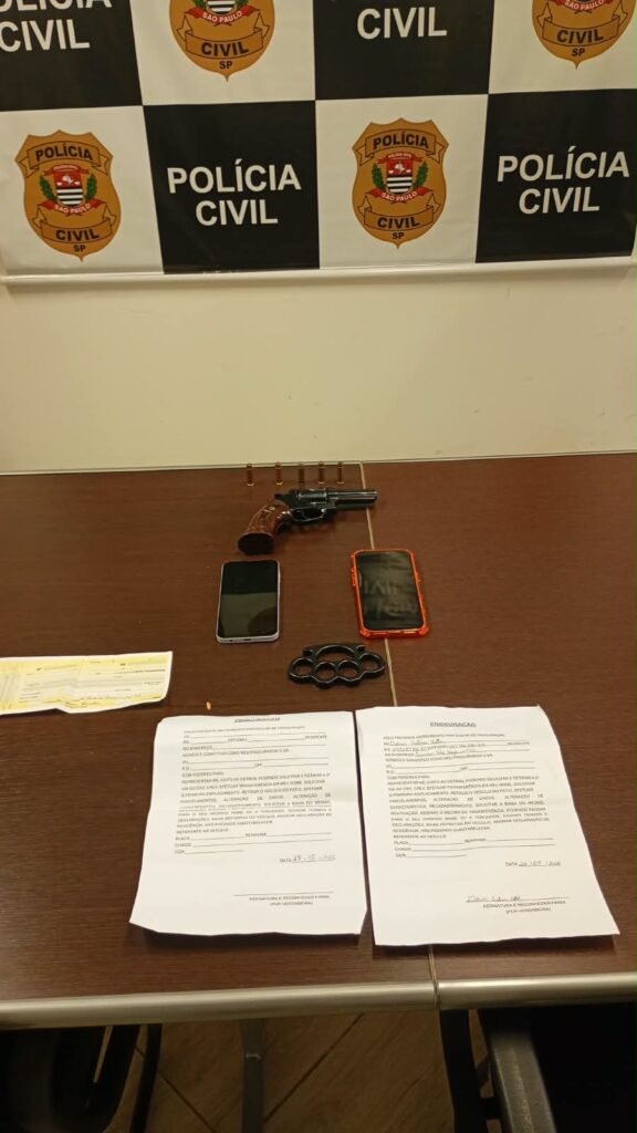 operação Dívida sem Fim em Piracicaba. #PraCegoVer: Revólver calibre .38 apreendido pela Polícia Civil durante investigação sobre extorsão e cobrança ilegal de juros.