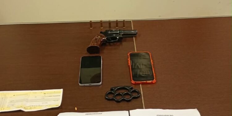 operação Dívida sem Fim em Piracicaba. #PraCegoVer: Revólver calibre .38 apreendido pela Polícia Civil durante investigação sobre extorsão e cobrança ilegal de juros.