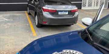 Corolla com motor de veículo furtado - #PraCegoVer: imagem mostra Toyota Corolla localizado pela Guarda Municipal durante ocorrência que terminou com a apreensão do veículo para investigação.