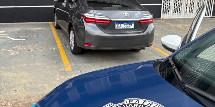 Corolla com motor de veículo furtado - #PraCegoVer: imagem mostra Toyota Corolla localizado pela Guarda Municipal durante ocorrência que terminou com a apreensão do veículo para investigação.