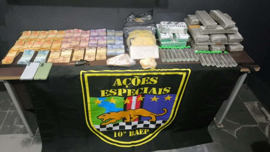 tráfico de drogas em Hortolândia — #PraCegoVer: imagem mostra drogas, dinheiro e materiais apreendidos pelo BAEP durante ocorrência policial em Hortolândia.
