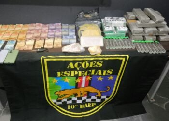 tráfico de drogas em Hortolândia — #PraCegoVer: imagem mostra drogas, dinheiro e materiais apreendidos pelo BAEP durante ocorrência policial em Hortolândia.