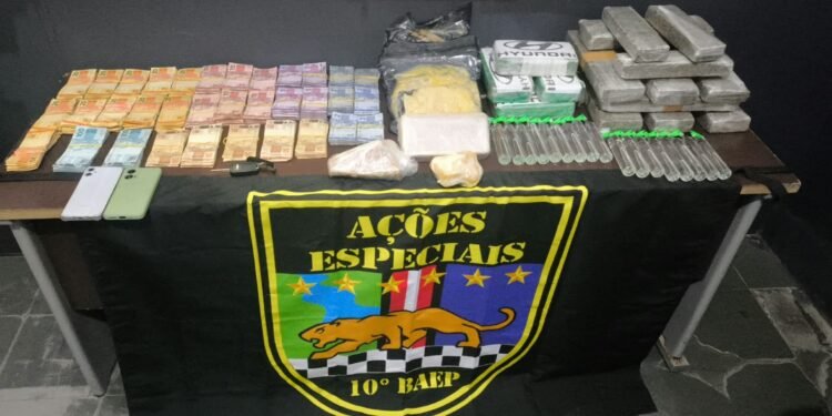 tráfico de drogas em Hortolândia — #PraCegoVer: imagem mostra drogas, dinheiro e materiais apreendidos pelo BAEP durante ocorrência policial em Hortolândia.