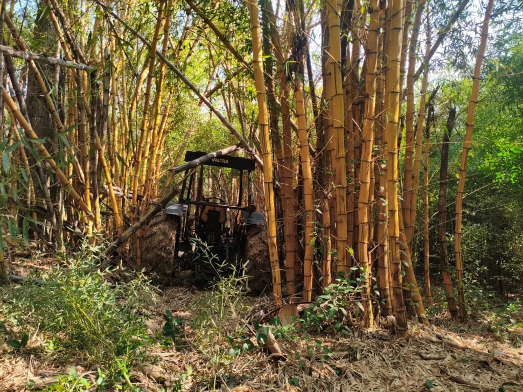 trator e caminhão roubados localizados pela Guarda Civil Metropolitana de Piracicaba na zona rural de Rio das Pedras. #PraCegoVer: Trator Valtra 785 e caminhão Mercedes-Benz 1313 vermelho recuperados durante operação de busca em área rural.