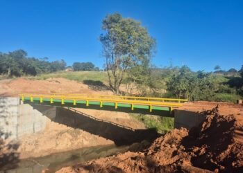 nova ponte do córrego do prata em avencas #PraCegoVer uma ponte moderna em avencas