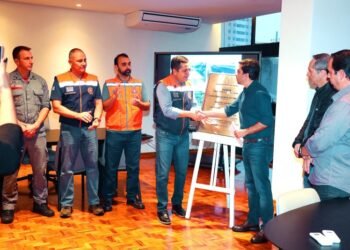 nova travessia no Córrego do Prata em Marília. #PraCegoVer prefeitura de marília inaugurando travessia no córrego do prata