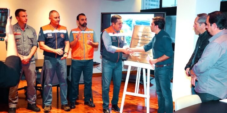nova travessia no Córrego do Prata em Marília. #PraCegoVer prefeitura de marília inaugurando travessia no córrego do prata