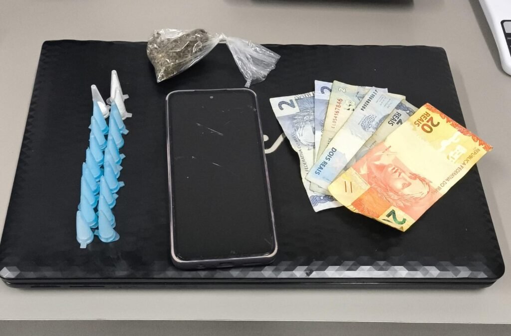Suspeita de tráfico de drogas em Leme. #PraCegoVer: Registro da ocorrência policial envolvendo dois irmãos gêmeos detidos no Jardim Eloisa.