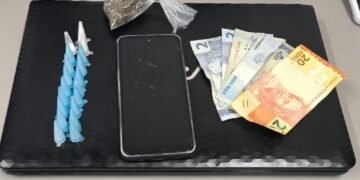Suspeita de tráfico de drogas em Leme. #PraCegoVer: Registro da ocorrência policial envolvendo dois irmãos gêmeos detidos no Jardim Eloisa.