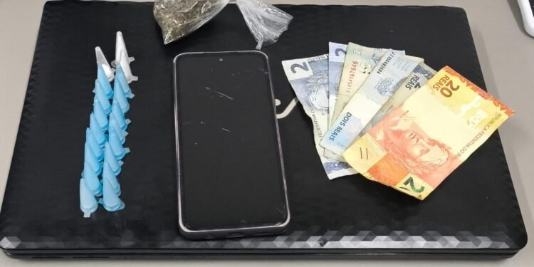 Suspeita de tráfico de drogas em Leme. #PraCegoVer: Registro da ocorrência policial envolvendo dois irmãos gêmeos detidos no Jardim Eloisa.