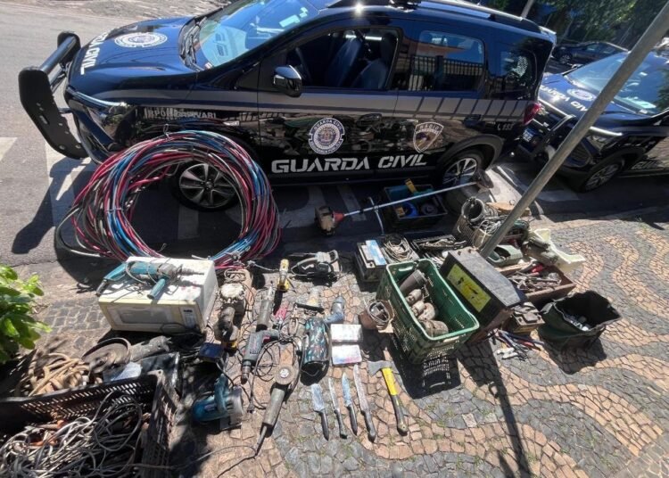 ROMU prende dupla por furto em chácara - #PraCegoVer: imagem da ocorrência da Guarda Civil com veículos e objetos recuperados após furto em propriedade rural.