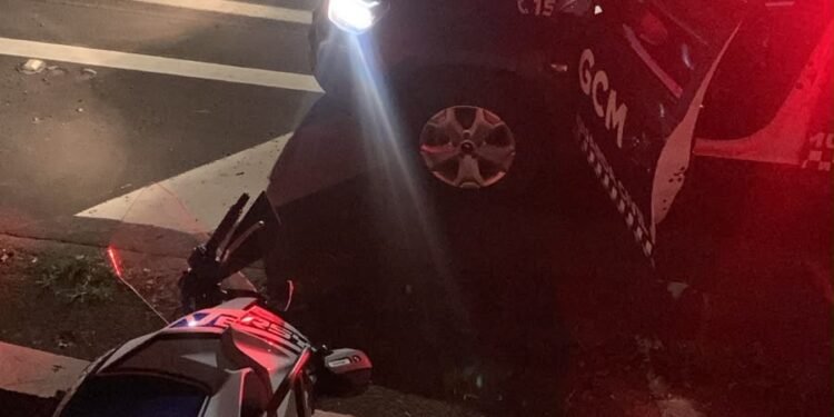 GCM recupera moto roubada no Jardim dos Ipês #PraCegoVer imagem mostra motocicleta recuperada sem placa após fuga de suspeitos durante ação da Guarda Civil Municipal