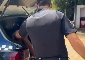 furto em lojas no Centro de Americana — #PraCegoVer: Produtos recuperados pela Guarda Municipal após a prisão de um homem de 44 anos, incluindo um perfume Uomini, dez shorts jeans e três lâminas de barbear.