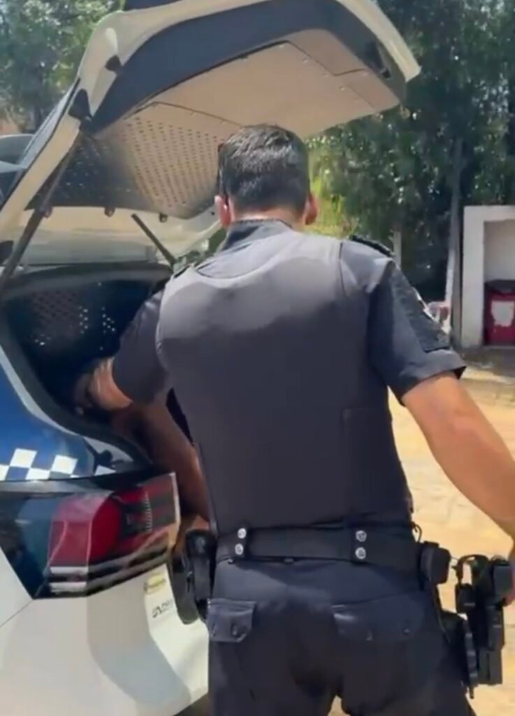 furto em lojas no Centro de Americana — #PraCegoVer: Produtos recuperados pela Guarda Municipal após a prisão de um homem de 44 anos, incluindo um perfume Uomini, dez shorts jeans e três lâminas de barbear.