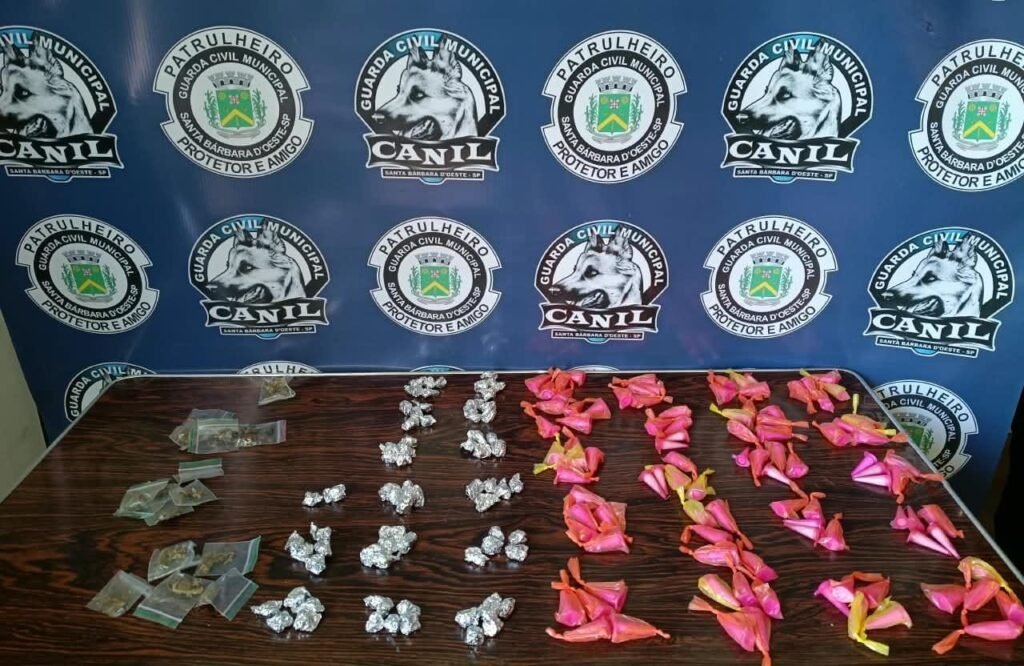 GCM apreende drogas em área verde no bairro Nova Conquista em Santa Bárbara — #PraCegoVer: imagem da ocorrência da Guarda Civil Municipal com material apreendido durante buscas realizadas pelo Canil.