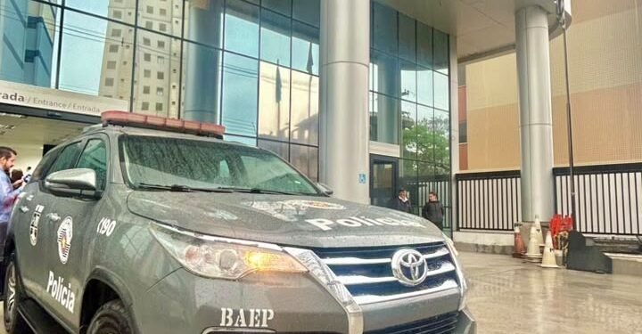 BAEP apreende maconha na Operação Archimagus - #PraCegoVer: registro da ocorrência policial realizada durante buscas em apartamento com apoio de equipe especializada e cão policial.