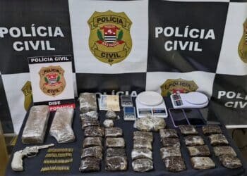 DISE prende traficante em Votuporanga — #PraCegoVer: imagem relacionada à ação da Polícia Civil que resultou na apreensão de drogas, arma, munições, balanças, dinheiro e celulares.