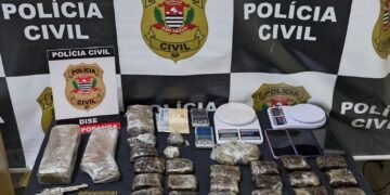 DISE prende traficante em Votuporanga — #PraCegoVer: imagem relacionada à ação da Polícia Civil que resultou na apreensão de drogas, arma, munições, balanças, dinheiro e celulares.