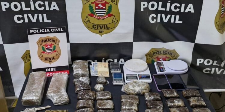 DISE prende traficante em Votuporanga — #PraCegoVer: imagem relacionada à ação da Polícia Civil que resultou na apreensão de drogas, arma, munições, balanças, dinheiro e celulares.