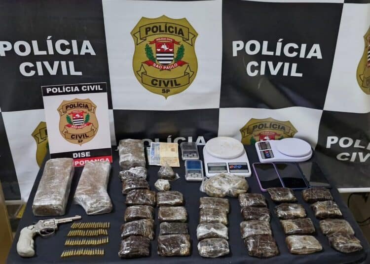 DISE prende traficante em Votuporanga — #PraCegoVer: imagem relacionada à ação da Polícia Civil que resultou na apreensão de drogas, arma, munições, balanças, dinheiro e celulares.