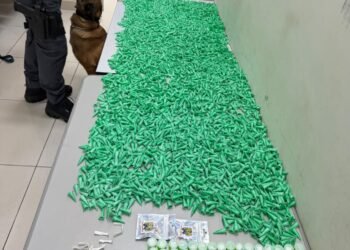 tráfico de drogas em Catanduva #PraCegoVer imagem mostra drogas apreendidas sobre uma superfície, com porções de crack, maconha e cocaína, além de dinheiro fracionado recolhido durante ocorrência policial