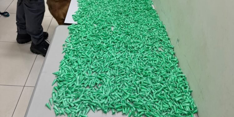 tráfico de drogas em Catanduva #PraCegoVer imagem mostra drogas apreendidas sobre uma superfície, com porções de crack, maconha e cocaína, além de dinheiro fracionado recolhido durante ocorrência policial