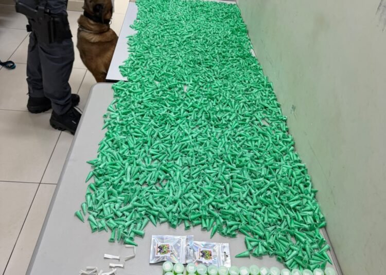 tráfico de drogas em Catanduva #PraCegoVer imagem mostra drogas apreendidas sobre uma superfície, com porções de crack, maconha e cocaína, além de dinheiro fracionado recolhido durante ocorrência policial