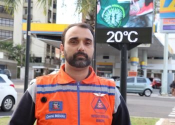 previsão de tempestade e tornado em Marília. #PraCegoVer nuvens escuras e relâmpagos sobre o céu de Marília
