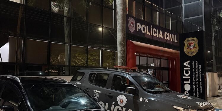 BAEP recupera Honda Fit roubado #PraCegoVer viatura do BAEP durante ocorrência policial que terminou com a apreensão de um Honda Fit preto adulterado no Jardim Bertoni, em Americana