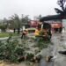 limpeza e liberação de vias em Sorocaba. #PraCegoVer trabalhadores da prefeitura limpando vias após chuva