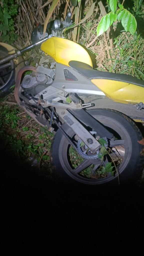 GAMA recuperou motocicleta furtada em Americana #PraCegoVer: motocicleta Honda Twister amarela recuperada pela Guarda Municipal após ocorrência envolvendo dois adolescentes.