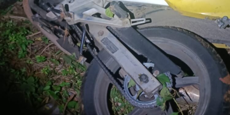 GAMA recuperou motocicleta furtada em Americana #PraCegoVer: motocicleta Honda Twister amarela recuperada pela Guarda Municipal após ocorrência envolvendo dois adolescentes.