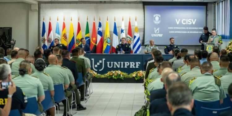 curso internacional de segurança viária com 63 policiais estrangeiros. #PraCegoVer policiais estrangeiros participando do curso