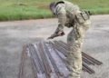 apreende 52 barras de ferro em veículo. #PraCegoVer veículo com barras de ferro apreendido pela PRF