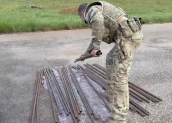 apreende 52 barras de ferro em veículo. #PraCegoVer veículo com barras de ferro apreendido pela PRF