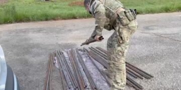 apreende 52 barras de ferro em veículo. #PraCegoVer veículo com barras de ferro apreendido pela PRF