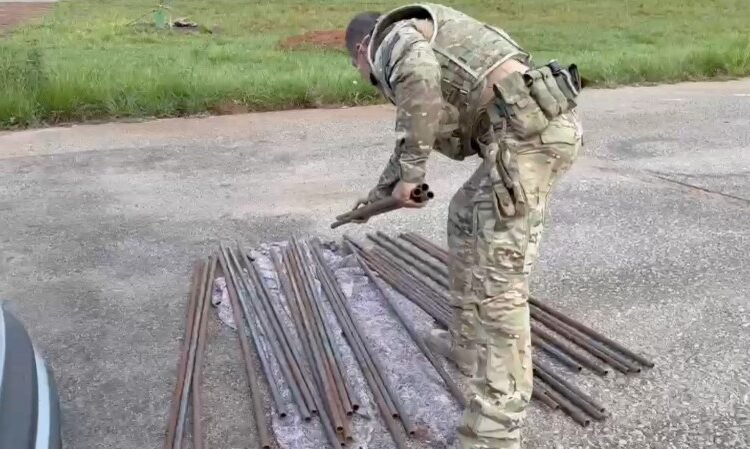 apreende 52 barras de ferro em veículo. #PraCegoVer veículo com barras de ferro apreendido pela PRF