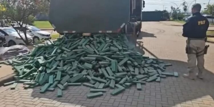 intercepta mais de três toneladas de maconha #PraCegoVer: carga de maconha apreendida pela Polícia Rodoviária Federal após abordagem a um caminhão bitrem.