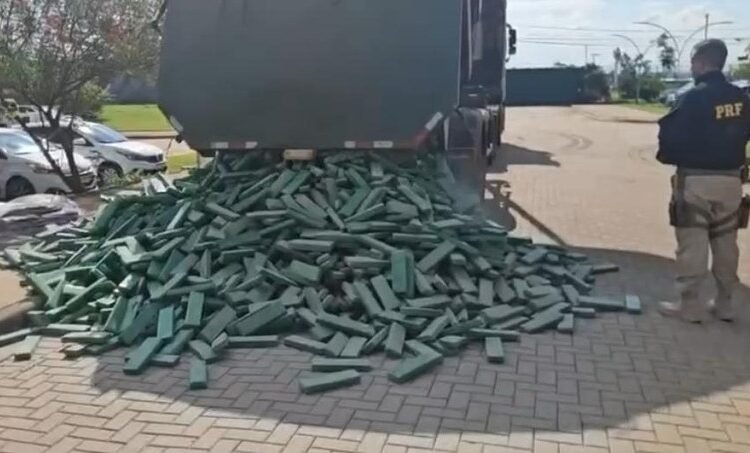 intercepta mais de três toneladas de maconha #PraCegoVer: carga de maconha apreendida pela Polícia Rodoviária Federal após abordagem a um caminhão bitrem.