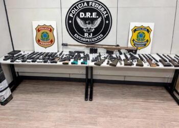 apreensão de 11 fuzis e submetralhadora em São Paulo #PraCegoVer veículos de alta potência